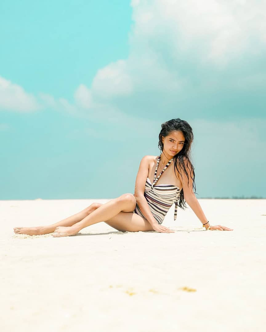 “समंदर किनारे अनुष्का सेन का जलवा, फैंस बोले – ‘जलपरी भी शर्मा जाए!’ 🧜‍♀️🌊”